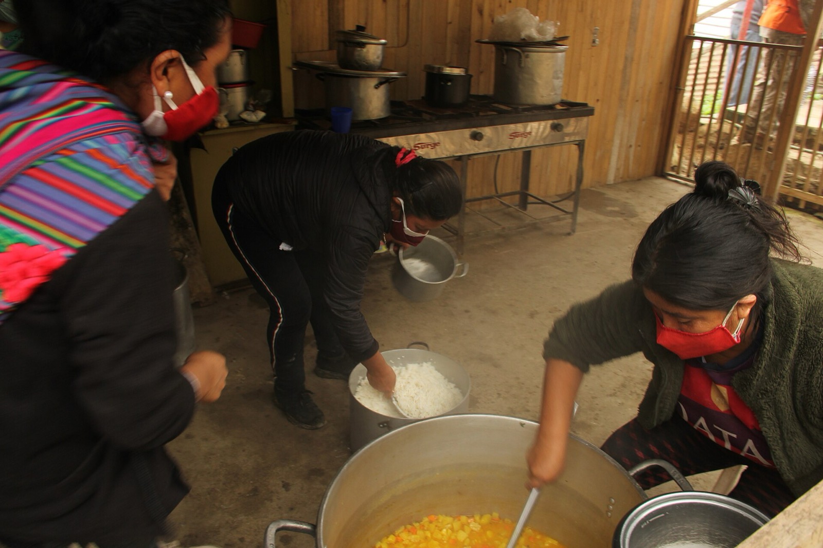 Mujeres en olla común en Lima en 2021.jpg