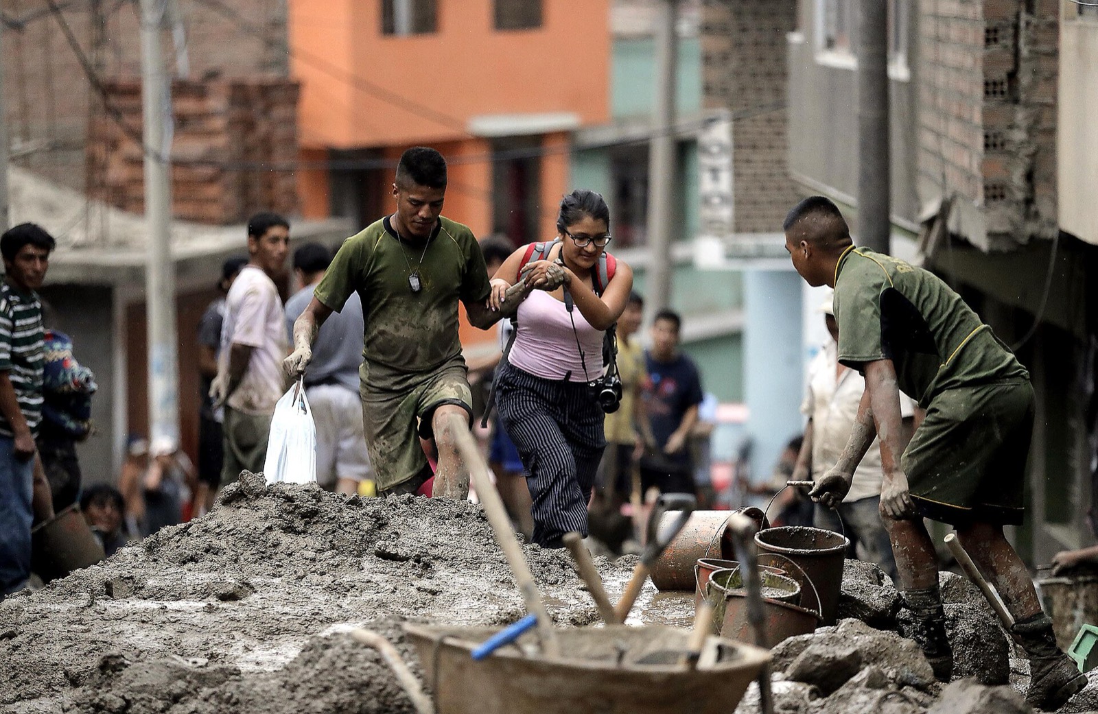 300 EFECTIVOS DEL EJÉRCITO APOYAN A DAMNIFICADOS POR HUAICO EN CHOSICA (16927666972).jpg