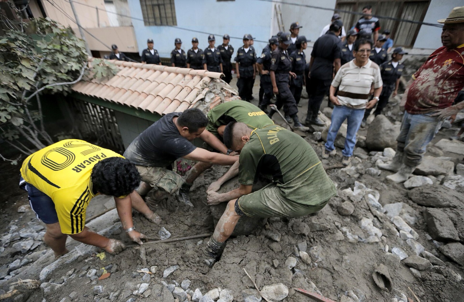 300 EFECTIVOS DEL EJÉRCITO APOYAN A DAMNIFICADOS POR HUAICO EN CHOSICA (16306572924).jpg